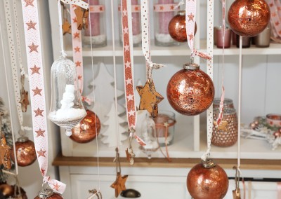 Dekoartikel aus der Kupfer-Kollektion der Weihnachts-Ausstellung 2015 - Christbaumkugel - Teelichglas - Kissen - Vase